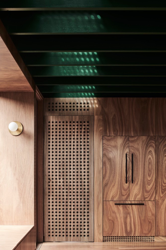 This texture. Also notice the way the refrigerator's venting is done. 