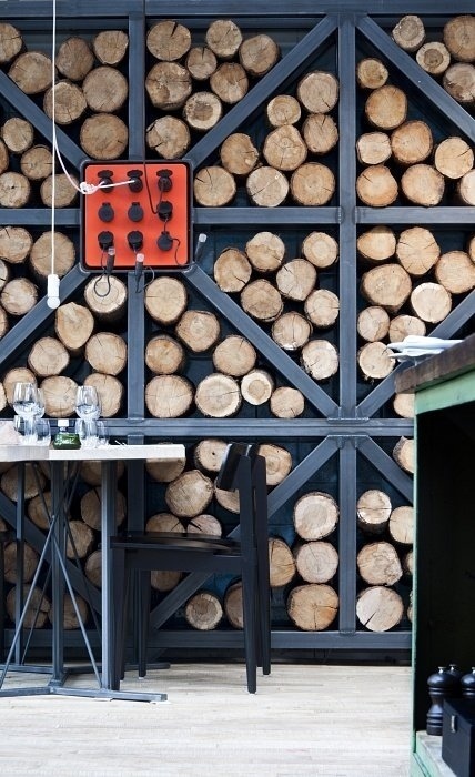This is a cool way to stack wood. Granted, it doesn't seem overly efficient, but much prettier than the tarps that cover the wood pile no #w