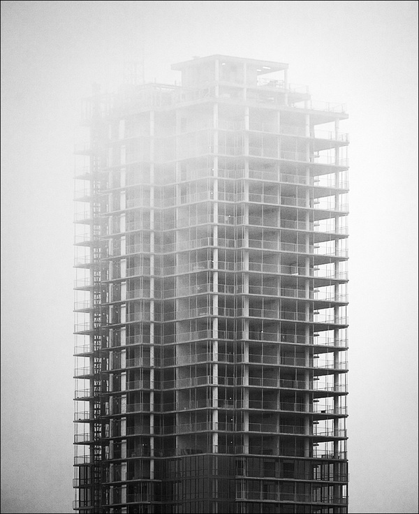 under fog and construction || Canon5D/EF70 200f4@184 | 1/250s | f5 | ISO100 | Handheld #architecture #structure