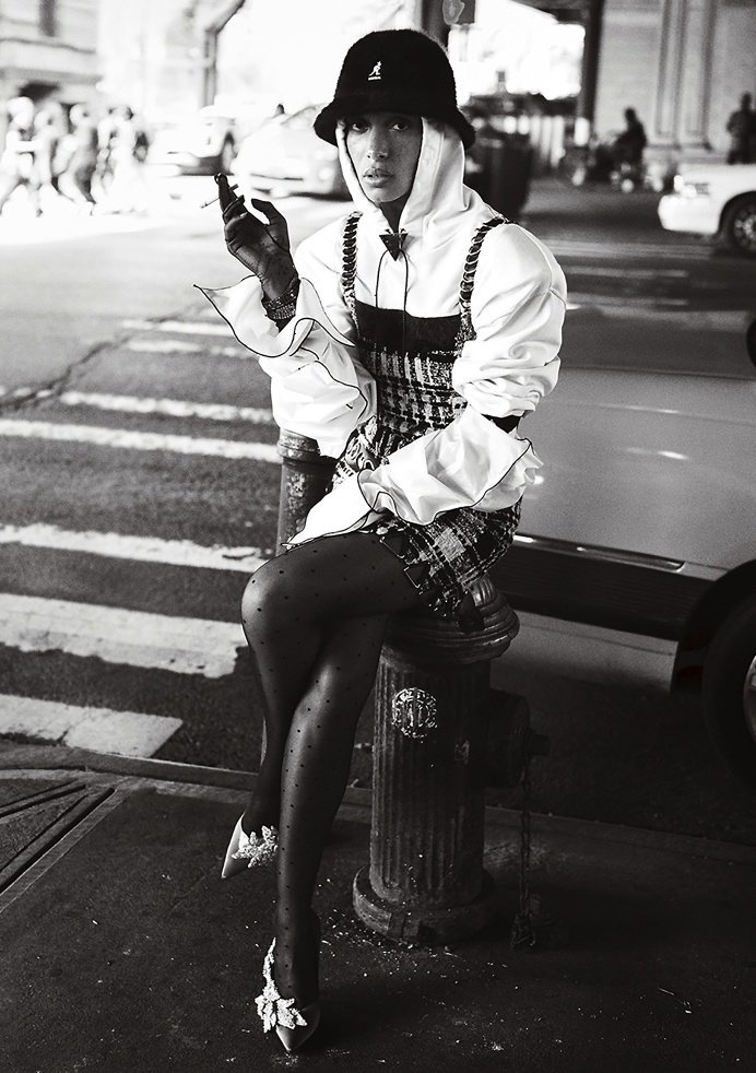waiting the next.. #photography #reportage #monochrome #film #35mm #tights