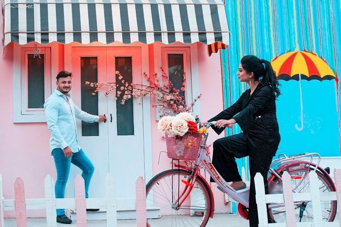 40 'Fun'-tastic Prewedding Photoshoot Prop Ideas