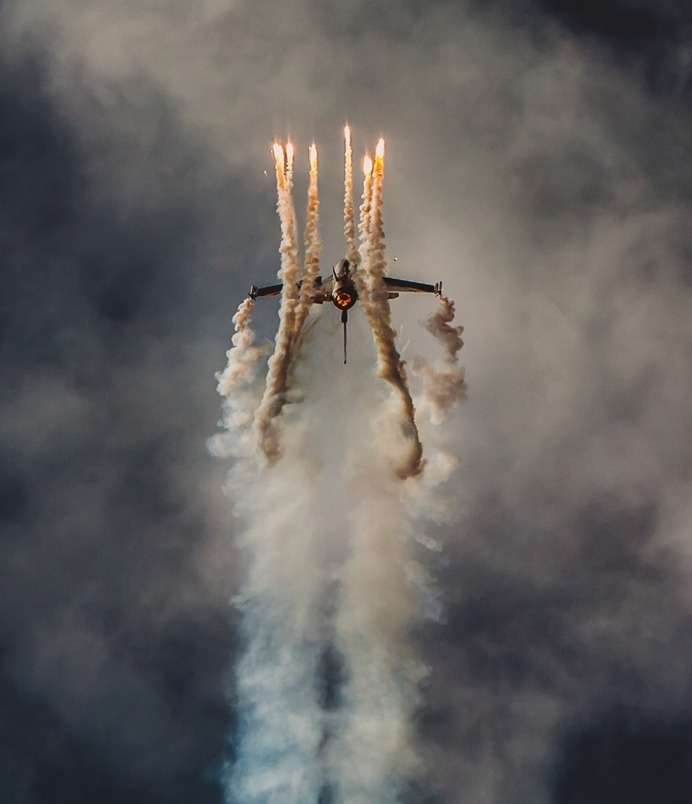 Belgian F16 Solo Στάθης Χαλκίδης, 500px.com http://inspire.neuetoyou.com/ #smoke #sky #color #plane #dark