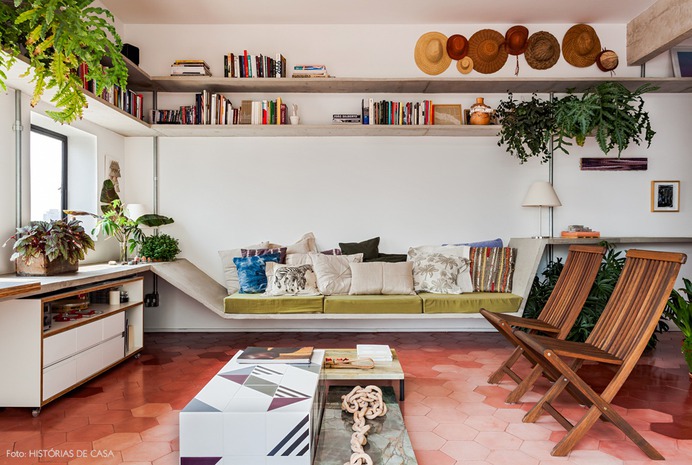 01-decoracao-apartamento-piso-ladrilhos-cor-de-rosa-plantas