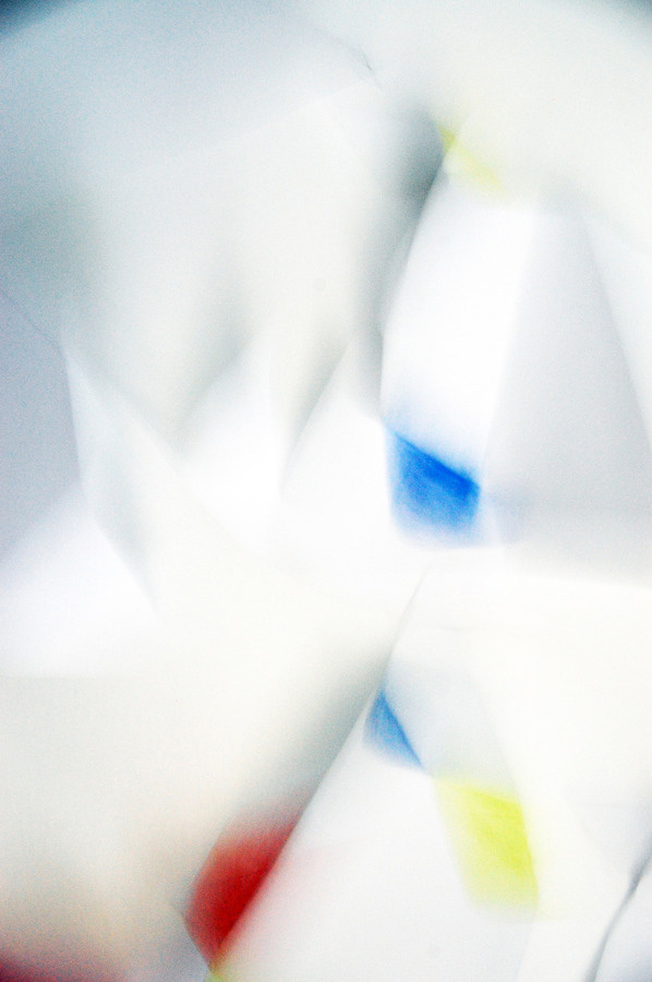 Laura Knoops—http://spoonk.fr VS http://knoops.fr #white #blur #photography #shape #paper