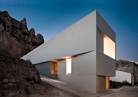 House On The Rocks by Fran Silvestre Architects | Yatzer™ #light #architecture #minimal #contract