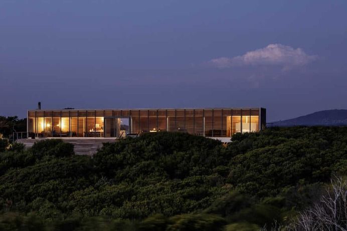 St. Andrews Beach Villa / Woods Bagot