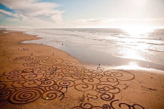 Impermanent Sand Paintings by Andres Amador | Colossal #beach #pattern #art #nature
