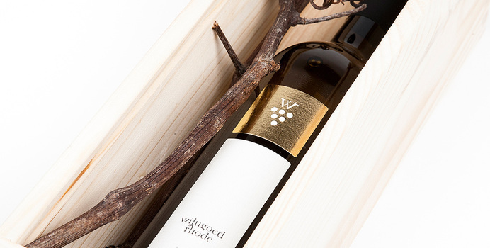 Wijngoed Rhode - Logo, branding, packaging & website - www.chilli.be #white #branding #bottle #packaging #wine #black #label #wood #box #grapes #gold #logo #vineyard