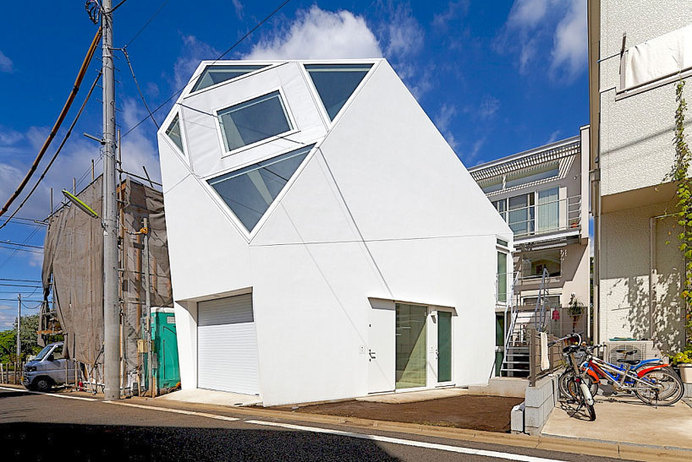 Polyhedral Monoclinic House Adapted to the Urban Setting by Atelier Tekuto #architecture