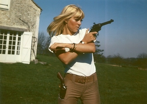 tumblr_lc7jyfNbe21qd6hzlo1_500.jpg (500×356) #gun #girl