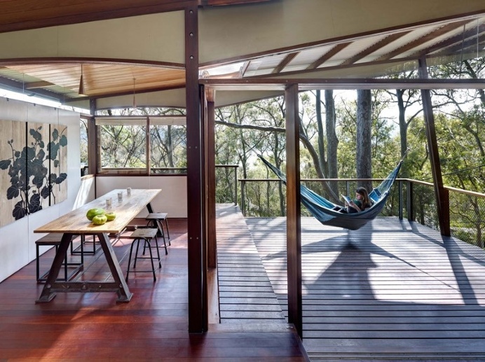 Island House – prefabricated modular house on a steep site