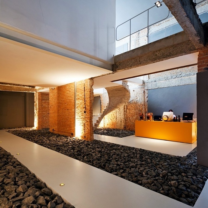 Casa REX Office Is Designed to Highlight the Process of Demolition