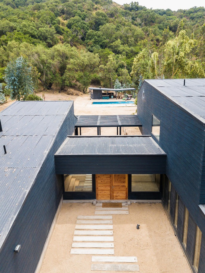 Catapilco House by Claro + Westendarp Arquitectos & Benjamin Goñi Arquitectos