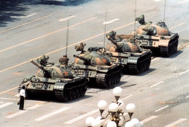 Homem solitário desafia uma fila de tanques chineses após protestos na praça de Tiananmen, em 1989