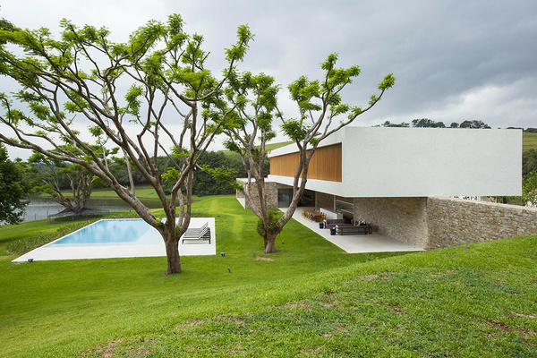 Contemporary Clean-Lined House Near the Lake Inspiring Tranquility #architecture #contemporary