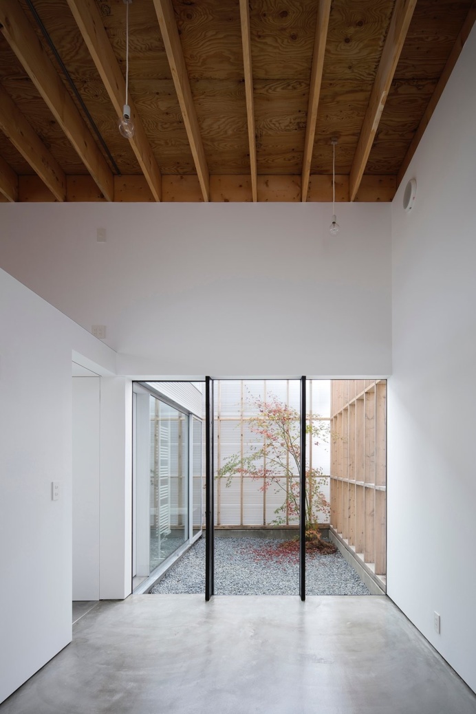 #Doubleheight space adjacent to a #backyard. #GarageTerraceHouse by #YoshiakiYamashitaArchitectAndAssociates. Photo by #EijiTomita. #woodenc