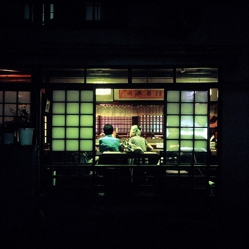die fließende Welt | Flickr - Photo Sharing! #couple #restaurant #photography #film #japan