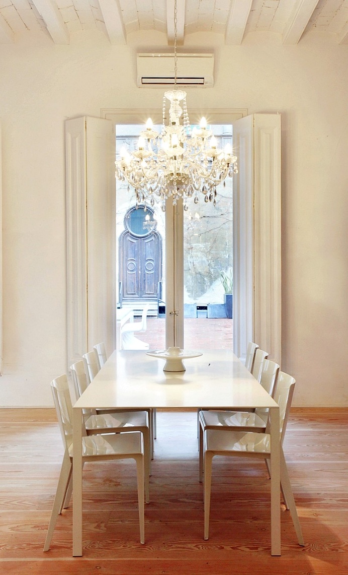 Modern Restoration – Interior with a History in the Gothic / Barcelona