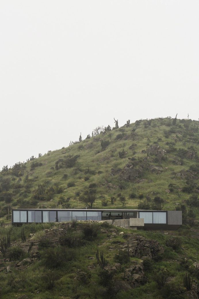 Imposing Chilean GZ House Offering Stunning Panoramic Views of the Chicureo Valley 1