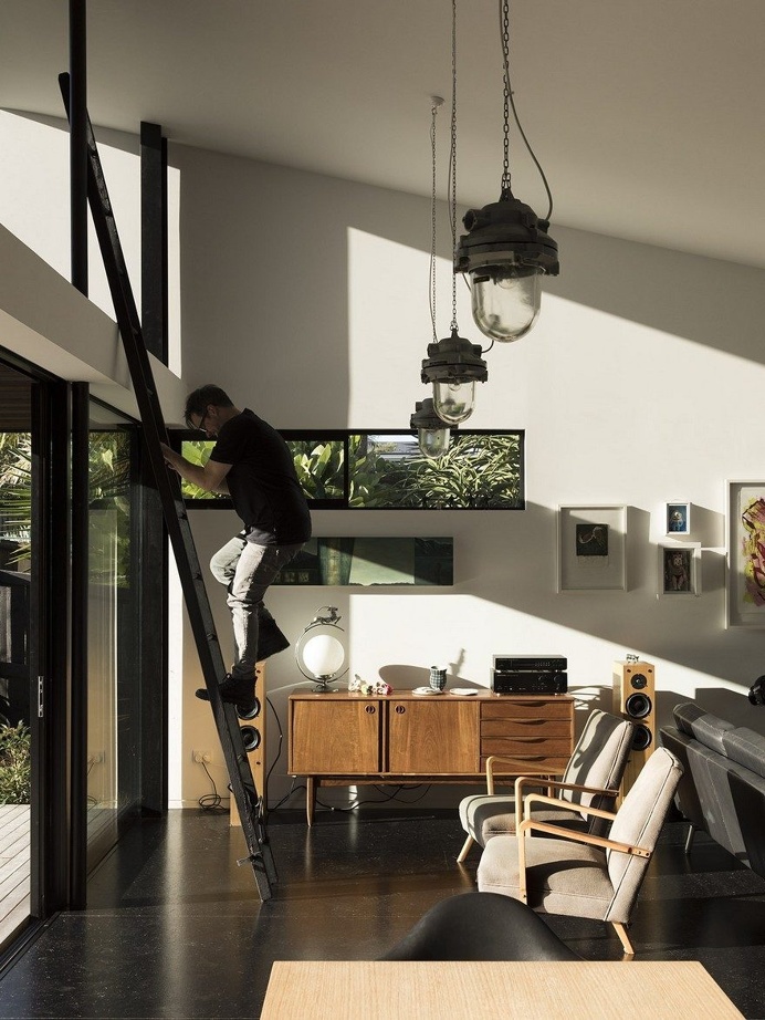 Modern Steel-Framed Home With Extensive Views Over Auckland 5