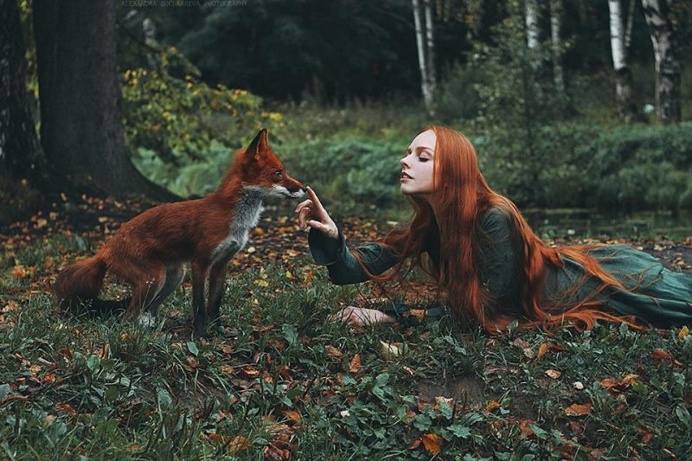 Marvelous Dreamlike Portraits Of Redheads With Red Foxes by Alexandra Bochkareva
