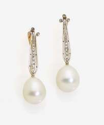 A PAIR OF DROP EARRINGS WITH SOUTH SEA PEARLS AND DIAMOND ROSE BREEDING DECORATED