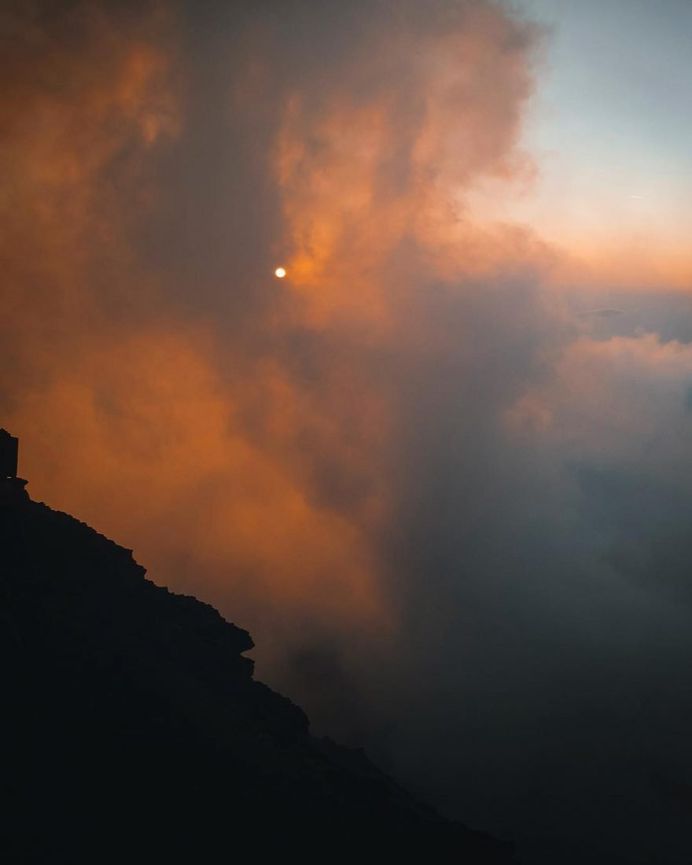 Oliver Arlart Climbs Stromboli Volcano to Capture Spactacular Lava Flow