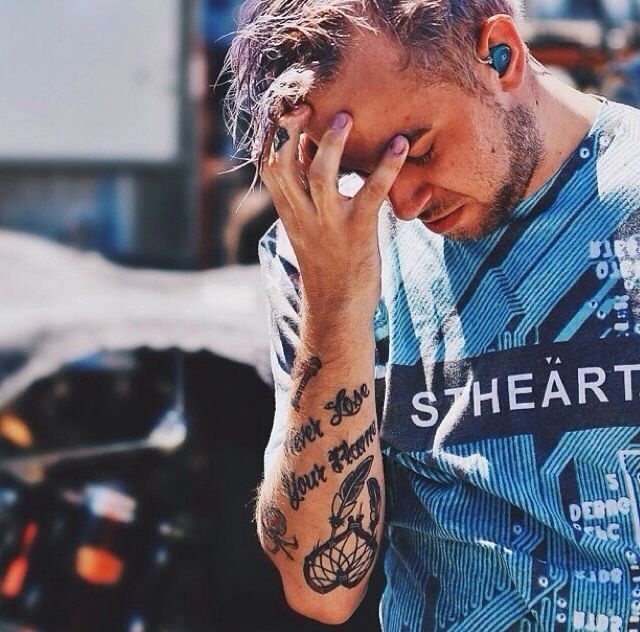 Tyler Carter of ISSUES on Warped. Never Lose Your Flames