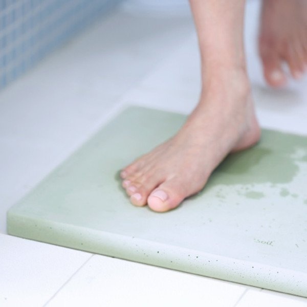 This antibacterial bath mat made of soil quickly absorbs moisture and odor.