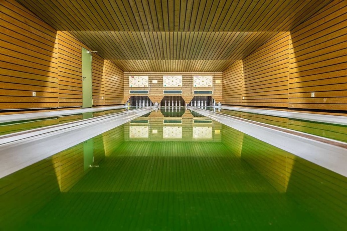 Bowling Alleys: The Vintage Beauty and Aesthetic of Germany's Kegelbahnen by Robert Goetzfried