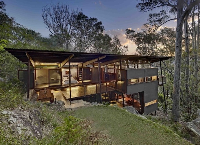 Island House – prefabricated modular house on a steep site