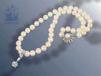 Kette: Akoyaperlen-Collier mit hochwertiger Diamantschließe und Clipanhänger, besetzt mit einem großen Brillant von ca. 0,9ct im oberen Qualitätsbereich