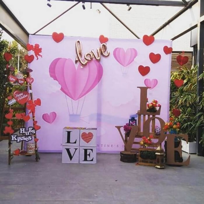 Valentine's Day Wedding Ideas: Theme Decor, Photobooth Props, Selfie Frames, And Balloon Decor!