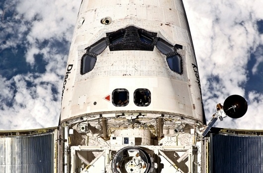 For Discovery, a farewell spin - The Big Picture - Boston.com #space