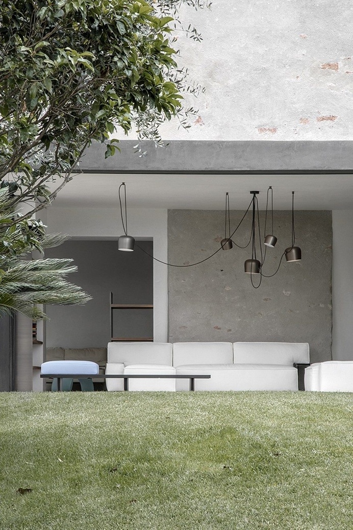This Italian Villa Has Vertically Sliding Walls That Provide Wide Open Spaces 9