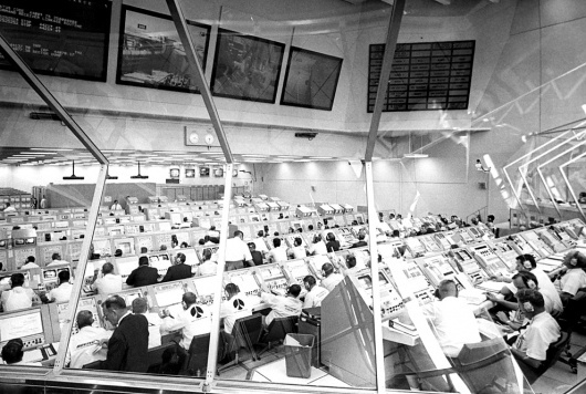 a12_06900563.jpg (JPEG Image, 990x666 pixels) #control #apollo #space #center
