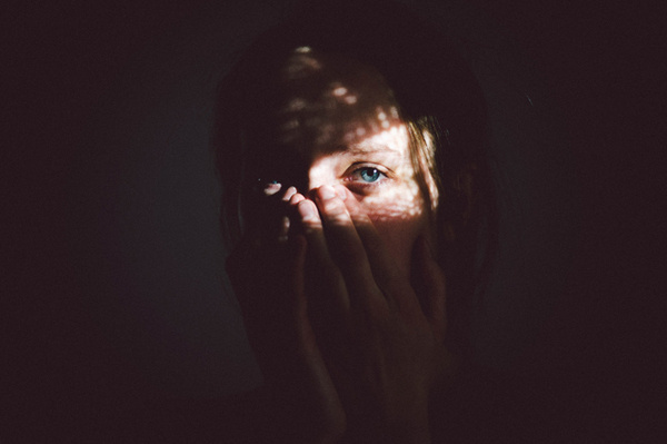 Sundark Martin Ilgner #girl #photography #light #woman #face #eye #hands #shadow #glow #illumination