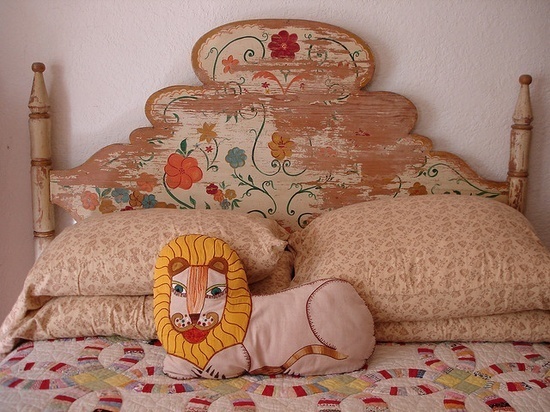 beautiful headboard and pillowcases #interior #lion #retro #wood #pillow #patchwork #bed #rustical #flowers