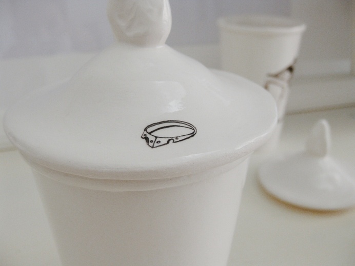 Ilustres Vasos designed and produced by Sergio Guijarro in Madrid for La TeorÃ­a del Dios del Jazz | La Belle a Bois Dormant edition #beauty #white #del #jazz #ceramics #sleeping #design #product #la #teorã­a #art #guijarro #sergio #dios