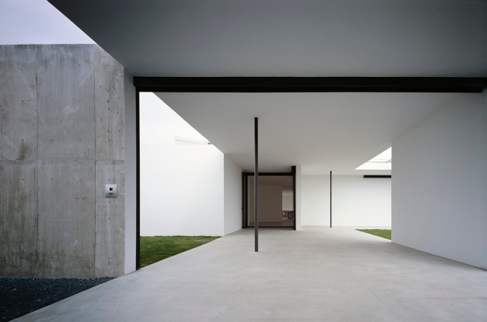 Open #hallway in between #courtyards. #PhotographersWeekendHouse by #GeneralDesign. Photo by #DaiciAno. #hallway #courtyard #concretefloor #