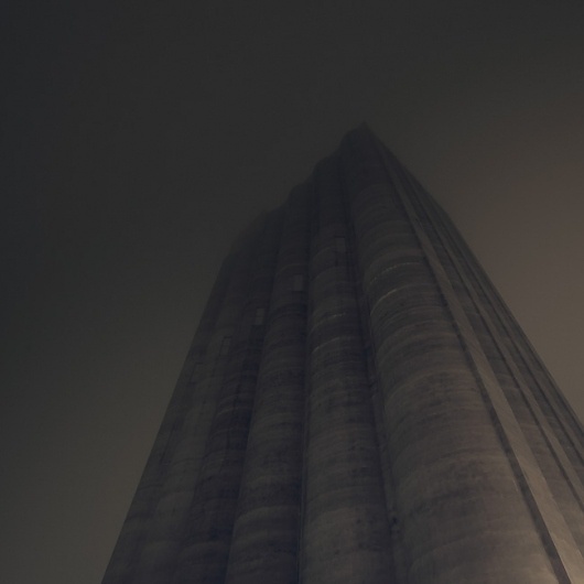 jan11_22.jpg (JPEG-Grafik, 650x650 Pixel) #jochen #oryxdesign #darkness #night #mist #silo #pach