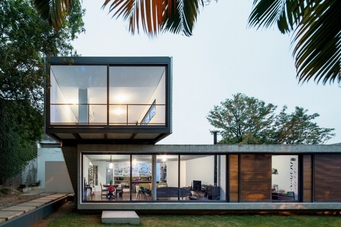 Metro architects stacks LP suburban house in sao paulo