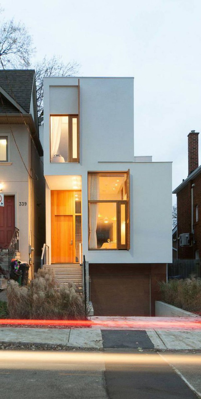 Toronto infill design that stretches to catch the sun