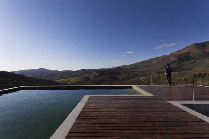 Cerrado House at the Foothills of the Sierra da Moeda / Brazil