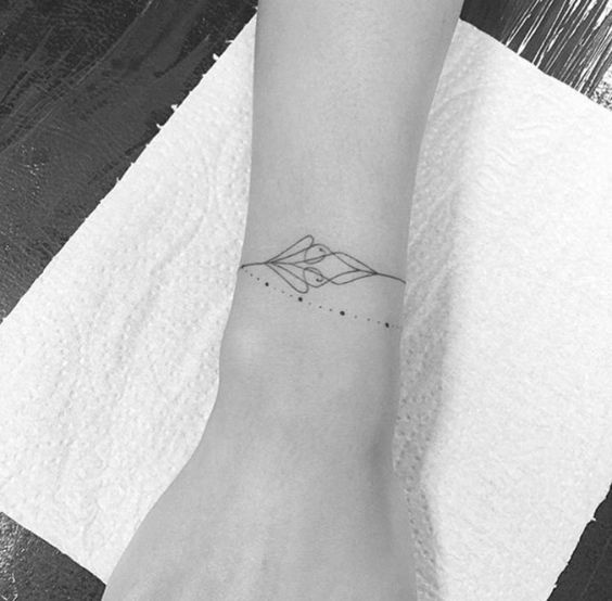 35 Stunning Wrist Tattoos For Women & Men