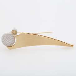 Brooch with tinted brilliant.