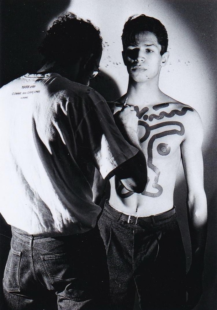 Patrick Sarfati in 1985, showing the American artist Keith Haring creating a body painting on a young Parisian model