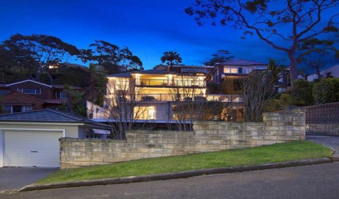 Luxury Family friendly 5 bedroom home with all modern amenities with stunning views over Balmoral Bay. 300 meter Walk to Shops and Beach.