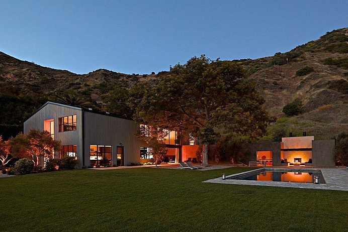 The Serra Barn House Features Vernacular Forms and Modern Details