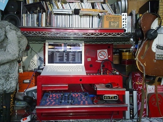Red-tinSetup_WestYorkshire | Flickr - Photo Sharing! #computer #interior #vinyl #records #room